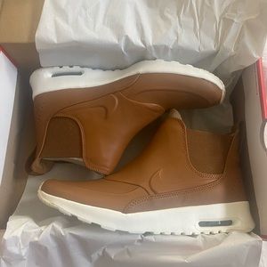NWT Nike air max thea mid